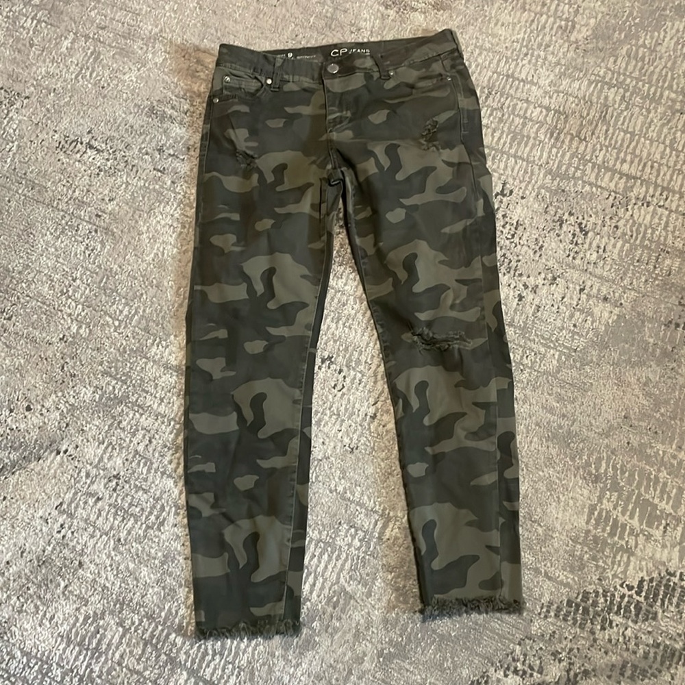 Ladies CP green camo distressed ankle skinny jeans w/fringe leg bottoms Sz 9